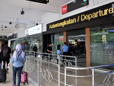 Calon penumpang memasuki pintu keberangkatan di Bandara Halim Perdanakusuma, Jakarta, Rabu (13/2). Jumlah penumpang di jalur penerbangan domestik Bandara Halim menurun sebesar  18,38 persen sejak kenaikan harga tiket pesawat. (Merdeka.com/Iqbal S Nugroho)