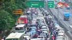 Pemerintah hingga kini belum mampu memberikan solusi untuk mengatasi masalah kemacetan di Jakarta. Sementara warga pengguna jalan banyak yang tidak disipilin. 