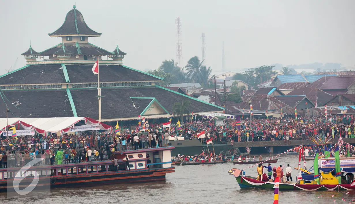 Suasana kemeriahan Karnaval Air di Sungai Kapuas , Kalimantan Barat, Sabtu (22/8/2015). Rencananya sungai Kapuas akan menjadi kawasan waterfront City di Indonesia. (Liputan6.com/Faizal Fanani)