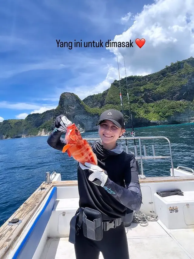 7 Potret Prilly Latuconsina yang Hobi Mancing, Perdana Dapat Ikan GT di Laut