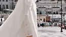 Celine pun melengkapi tampilannya dengan cadar warna putih yang senada dengan khimar dan abayanya. [@celine_evangelista]