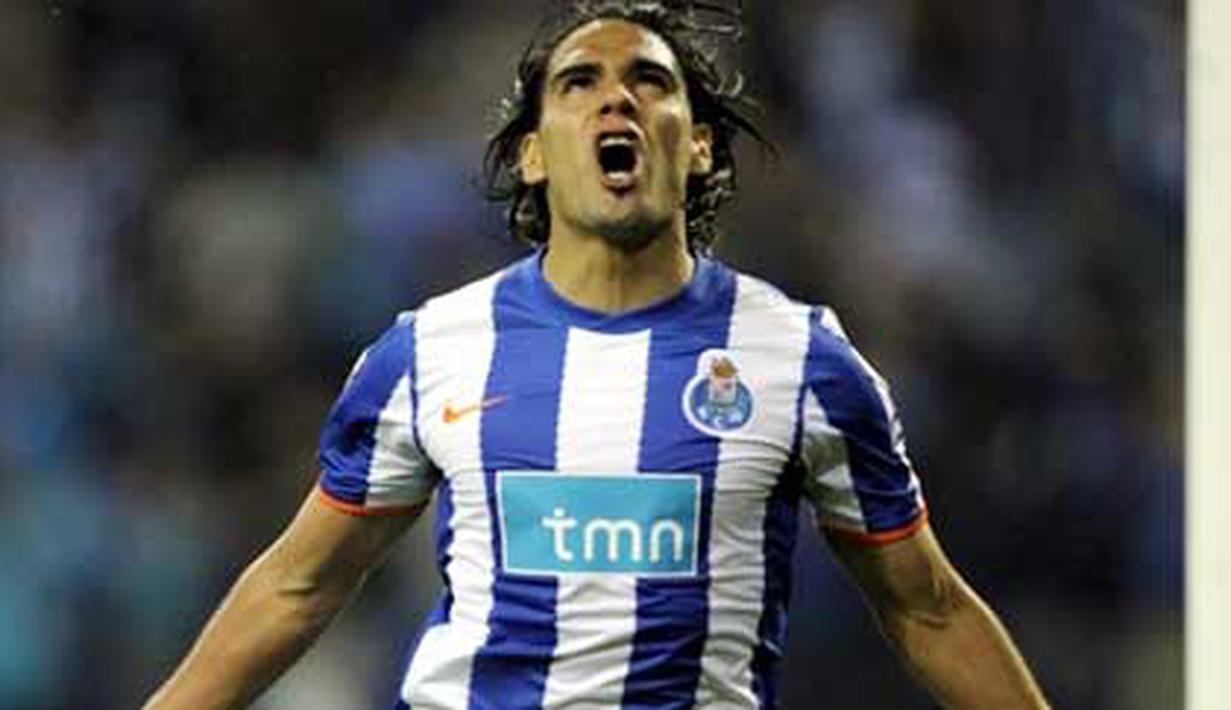 Selebrasi gol dari striker FC Porto asal Kolumbia Radamel Falcao ke gawang Villarreal di leg pertama semifinal UEFA Europa League di Dragao Stadium, 28 April 2011. Porto unggul 5-1. AFP PHOTO / MIGUEL RIOPA