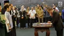 Ketua MPR Zulkifli Hasan menandatangani dokumen selama sumpah jabatan anggota MPR Pengganti Antar Waktu (PAW) di Kompleks Parlemen, Senayan, Jakarta, Kamis (18/10). MPR melantik sembilan orang anggota dewan dalam PAW tersebut. (Liputan6.com/Johan Tallo)