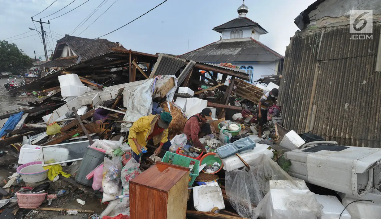 Warga mengumpulkan perkakas dari bangunan rumahnya yang rusak akibat terjangan tsunami di Kampung Sumur Pesisir, Pandeglang, Banten, Senin (24/12). Pascatsunami Selat Sunda, warga mulai kembali ke rumahnya masing-masing. (Merdeka.com/Arie Basuki)