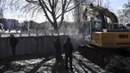 Kendaraan alat berat meruntuhkan tembok kontroversial di Mitrovica, Kosovo, Minggu (5/2). Tembok tersebut telah memicu ketegangan antara Kosovo dan negara tetangga Serbia. (AFP PHOTO/ ARMEND NIMANI)