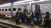 Para penumpang hendak memasuki kereta api  di Staisun Jember (Istimewa)