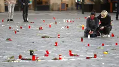 Orang-orang memberi hormat kepada korban pandemi COVID-19 di Alun-Alun Kota Tua, Praha, Republik Ceko, Senin (29/3/2021). Pandemi COVID-19 menimbulkan penderitaan yang luar biasa di seluruh Eropa tengah, termasuk Republik Ceko dan Slovakia. (AP Photo/Petr David Josek)