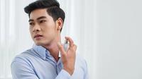Seorang pria sedang menyemprotkan parfum. (DragonImages/https://depositphotos.com)
