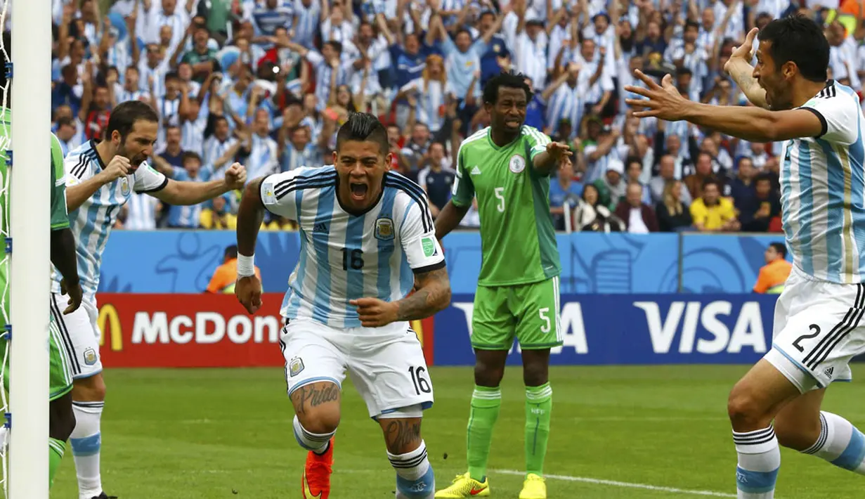 Pemain belakang Argentina, Marcos Rojo (tengah) merayakan golnya ke gawang Nigeria saat berlaga di penyisihan Piala Dunia 2014 Grup F di Stadion Beira Rio, Porto Alegre, Brasil, (25/6/2014). (REUTERS/Stefano Rellandini)