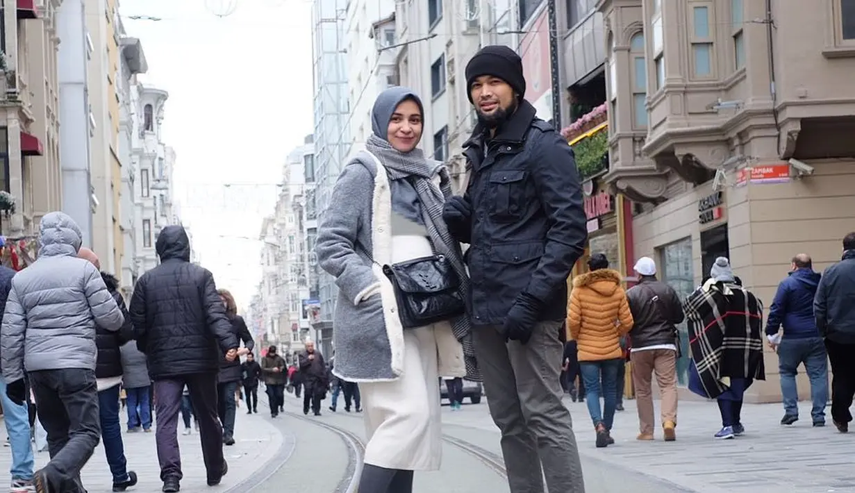 "Intinyaa si udah susah pake baju ,karena gendut ,udara dingin 😂baju tebel jadilah seperti buntelan 🕺#7monthspregnant," tulis pemeran sinetron Cinta Fitri itu. (Instagram/teukuwisnu)