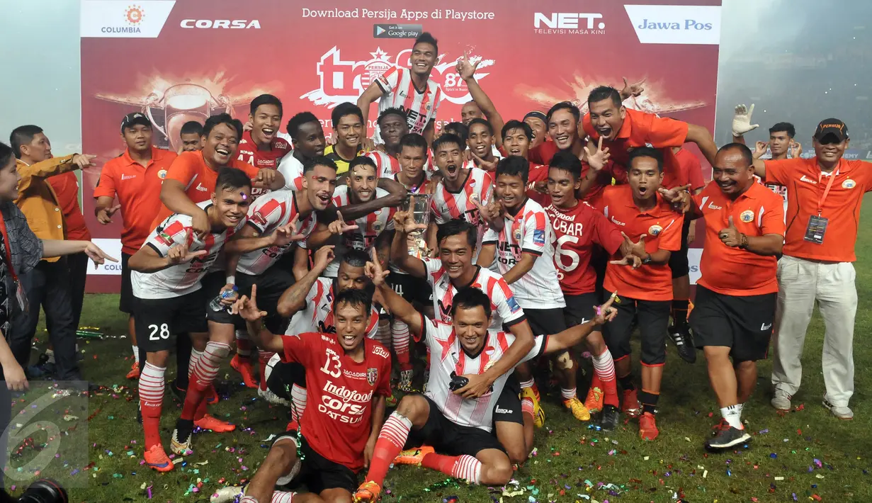 Pesepak bola dan manajemen Persija Jakarta menerima trofi pertandingan Trofeo Persija 2016 di Stadion Utama Gelora Bung Karno, Jakarta, Sabtu (9/4). Persija Jakarta menjadi juara setelah menang atas PSM Makassar dan Bali United (Liputan6.com/Johan Tallo)