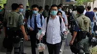 Polisi anti huru hara memeriksa kartu identitas orang-orang di dekat Gedung Dewan Legislatif di Hong Kong, Rabu (27/5/2020). Penjagaan ekstra dilakukan menimbang kemungkinan aksi menentang RUU yang mengkriminalkan penghinaan terhadap lagu kebangsaan China. (AP Photo/Kin Cheung)