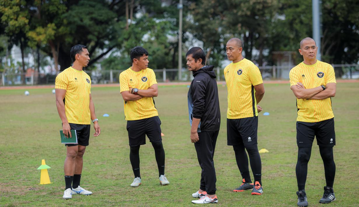 Sementara, Timnas Indonesia U-22 hanya bisa lolos ke semifinal dari jalur runner-up terbaik. Tampak dalam foto, pelatih Indra Sjafri (tengah) saat memimpin sesi latihan resmi Timnas Indonesia U-22 jelang melawan Myamar pada matchday kedua Grup C SEA Games 2025. (Bola.com/ Bagaskara Lazuardi)