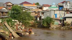 Anak-anak berenang di bantaran Sungai Ciliwung, Jakarta, Senin (5/10/2020). Derasnya aliran Sungai Ciliwung akibat hujan deras yang mengguyur Jakarta tidak menyurutkan kemauan anak-anak tersebut untuk tetap berenang, meski dapat membahayakan keselamatan mereka. (Liputan6.com/Immanuel Antonius)