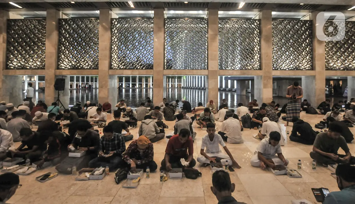 Umat Muslim berkumpul untuk berbuka bersama pada hari pertama ibadah puasa di Masjid Istiqlal, Jakarta Pusat, Minggu (3/4/2022). Masjid Istiqlal kembali menggelar buka puasa bersama setelah sempat ditiadakan sejak dua tahun lalu. (merdeka.com/Iqbal S.Nugroho)