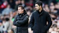 Pelatih Arsenal, Mikel Arteta, mengamati permainan anak asuhnya saat melawan Fulham pada laga pekan ke-20 Liga Inggris 2023/2024 di Craven Cottage, Minggu (31/12/2023). Gol Fulham dipersembahkan Raul Jimenez dan Bobby De Cordova-Reid. Sementara gol Arsenal dicetak Bukayo Saka. (AFP/Adrian Dennis)