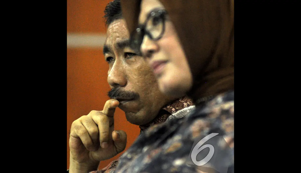 Ekspresi Romi Herton dan Istrinya Masyitoh saat menjalani sidang lanjutan di Pengadilan Tipikor, Jakarta, Kamis (4/12/2014). (Liputan6.com/Miftahul Hayat)