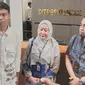 Rektor Universitas Riau (berhijab) dengan mahasiswanya di depan ruangan Direktorat Reserse Kriminal Khusus Polda Riau. (Liputan6.com/M Syukur)