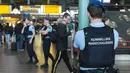 Unit polisi militer dikerahkan di Bandara Schiphol, dekat Amsterdam, Senin (18/3). Pihak keamanan di Belanda meningkatkan keamanan di bandara dan bangunan penting lainnya usai penembakan di Utrecht yang menewaskan 3 orang.  (Evert Elzinga/ANP/AFP)