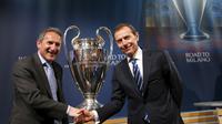 Direktur Sepakbola Manchester City Txiki Begiristain (kiri) berjabat tangan dengan Emilio Butragueno dari wakil Real Madrid saat pengundian semifinal Liga Champions di markas UEFA, Nyon, Swiss, Jumat (15/4). (REUTERS/Denis Balibouse)