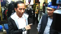Jokowi beli jaket di Bandung. (Liputan6.com/Biro Pers Presiden)