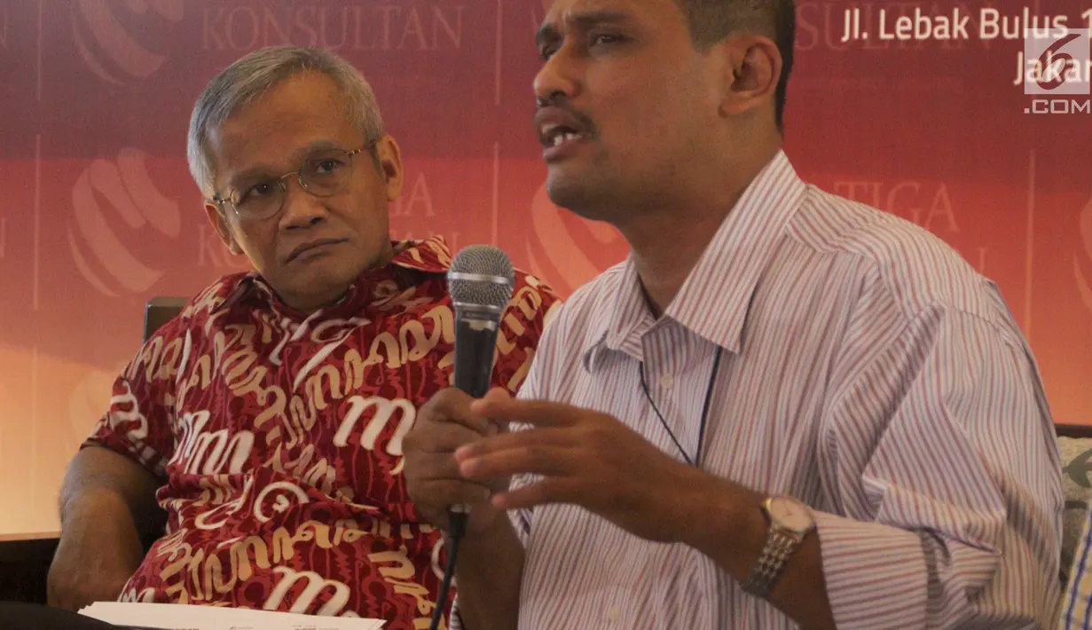 Politisi PDI Perjuangan Aria Bima dan Pakar Komunikasi UNDIP Moch Yulianto saat rilis survei Kepemimpinan Nasional dan Kinerja Pemerintah di Jakarta, Minggu (22/10). (Liputan6.com/Fery Pradolo)