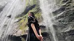 Memiliki hobi travelling dan suka mencoba olahraga ekstrem, Naysilla Mirdad saat mengunjungi air tejun ini ditemani oleh sang mama. Biasanya bersama kekasih, namun kali ini ia jalani liburan bersama orang tua. (Liputan6.com/IG/@naymirdad)