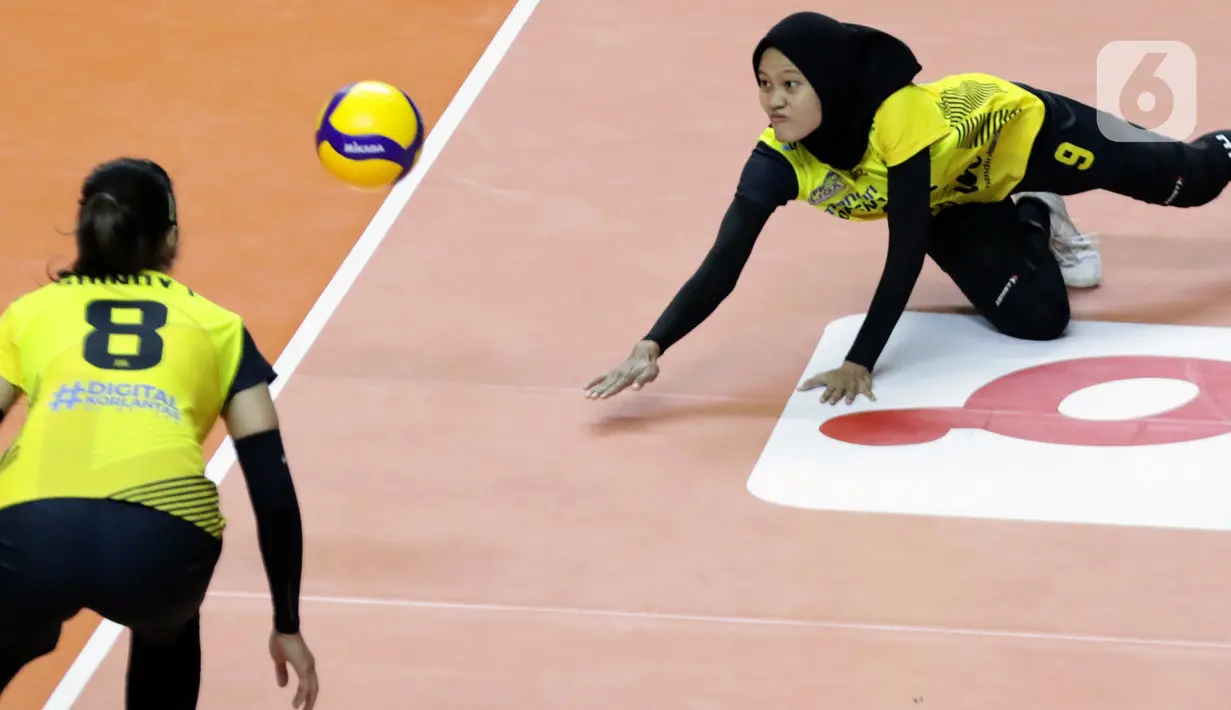 Pevoli putri Jakarta Mandiri Popsivo Polwan, Arsela Nuari P mengambil bola saat melawan Bandung BJB Tandamata di pertandingan PLN Mobile Proliga 2022, Padepokan Voli Jenderal Polisi Kunarto, Sentul, Bogor, Minggu (9/1/2022). Bandung BJB Tandamata unggul 3-2. (Liputan6.com/Helmi Fithriansyah)