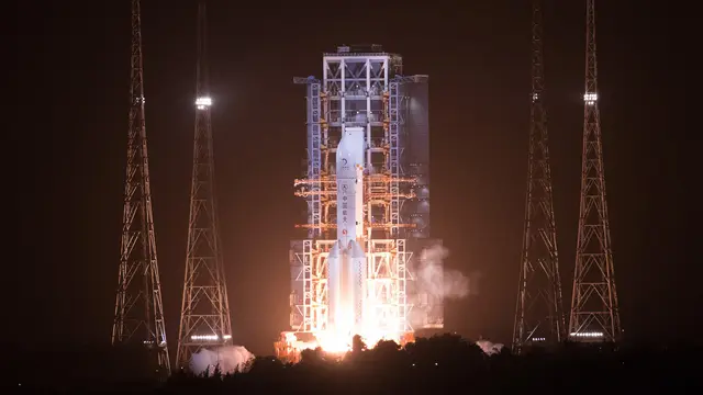 FOTO: China Luncurkan Roket Long March-5 untuk Ambil Sampel dari Bulan
