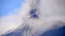 Gunung Fuego mengeluarkan abu terlihat dari kota Antigua, Sacatepequez, 45 km tenggara Kota Guatemala (1/2). Gunung yang terletak 35 kilometer tenggara ibukota Guatemala, meningkat aktivitas letusannya sampai di beberapa desa. (AFP Photo/Johan Ordonez)