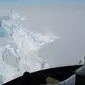Dalam foto selebaran 1 Oktober 2019, kondisi pecahan gunung es yang dikenal sebagai 'Loose Tooth' atau gigi yang tanggal di lapisan es Amery, Antartika. Ini adalah gunung es terbesar yang dihasilkan Antarktika dalam periode lebih dari 50 tahun. (Richard COLEMAN/AUSTRALIAN ANTARCTIC DIVISION/AFP)