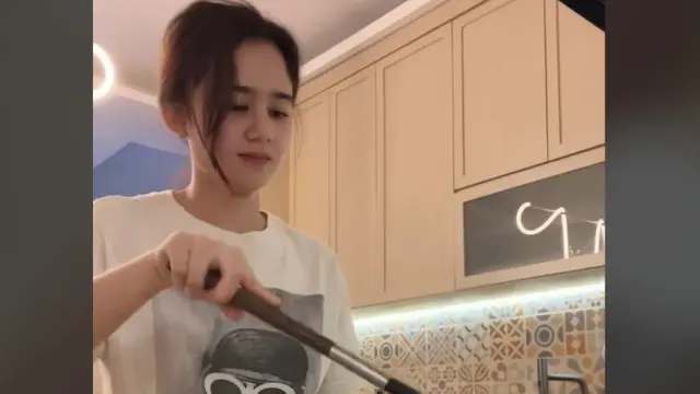 Tissa Biani Masak Rawon Buat Dul Jaelani, Desain Dapurnya Bikin Salah Fokus.  foto: TikTok @tissabianiazzahra