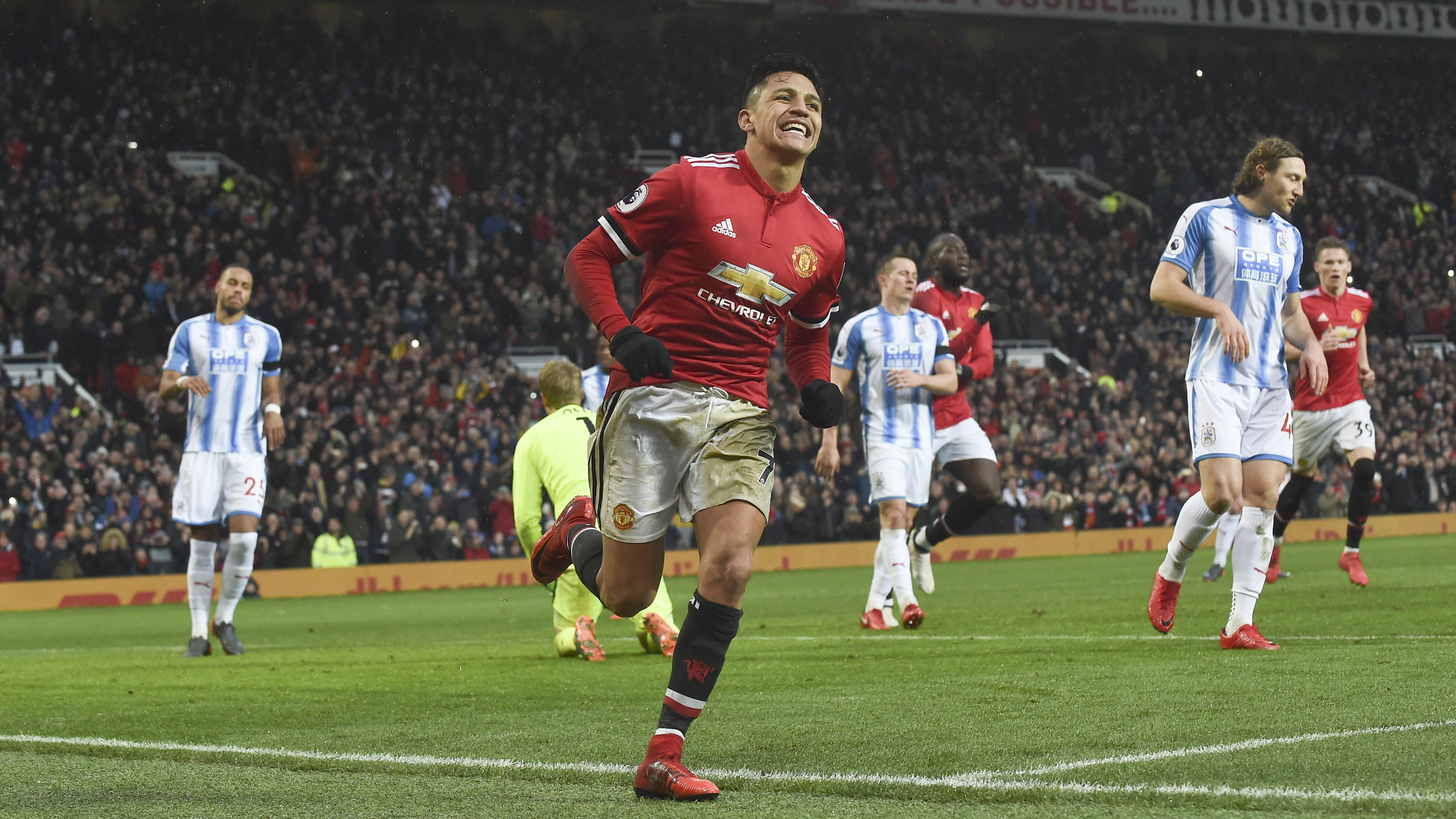Pemain anyar Manchester United, Alexis Sanchez merayakan golnya ke gawang Huddersfield Town pada laga Premier League di Old Trafford, Manchester, (3/2/2018). MU menang 2-0. (AFP/Paul Ellis)