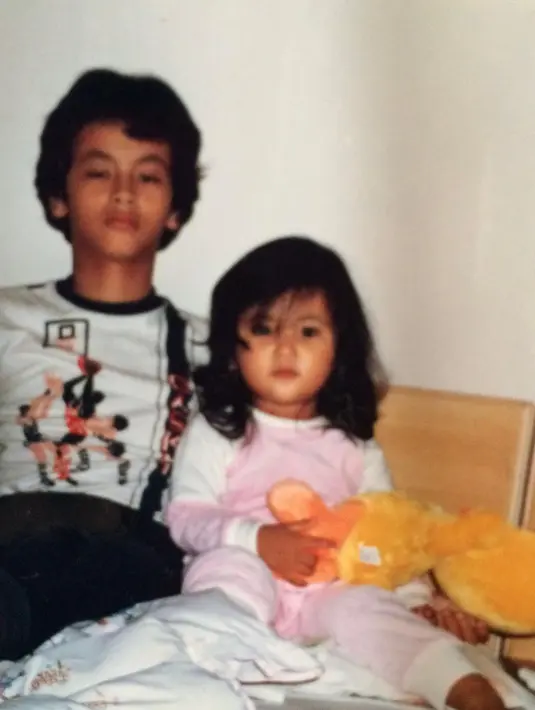 Beragam foto lawas yang diunggah oleh bintang FTV ini memperlihatkan betapa sayangnya Reza Gunawan terhadap Sharena. Suami Dewi Lestari atau Dee Lestari ini selalu siaga menjaga adik tercinta hingga sampai ia menghebuskan napas terakhirnya. 49 hari berlalu, kepergian Reza Gunawan masih menyisakan duka mendalam bagi keluarga, tak terkecuali Sharena Delon. (Liputan6.com/IG/@mrssharena)