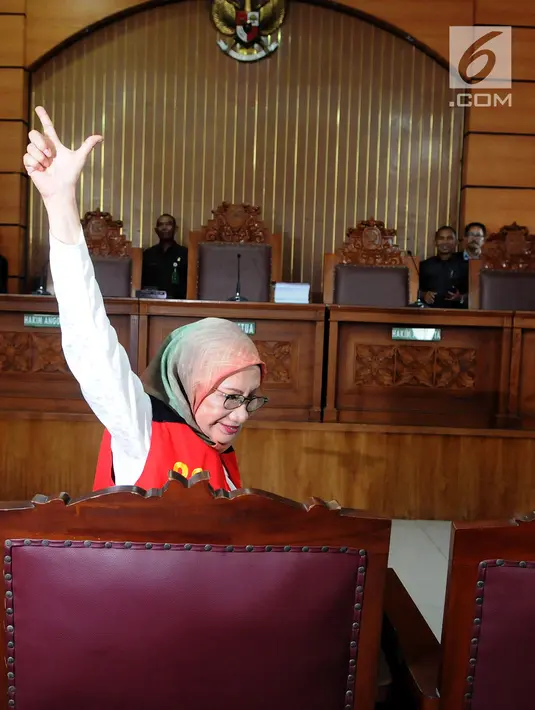 Terdakwa Ratna Sarumpaet memberikan salam dua jari Pengadilan Negeri (PN) Jakarta Selatan, Kamis (29/2). Ratna menjalani sidang dakwaan perdana atas kasus penyebaran berita hoaks yang menyebutkan wajah lebam. (Liputan6.com/Herman Zakharia) 