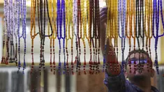Seorang pedagang memajang tasbih di sebuah pasar di Kota Kuwait, selama bulan suci Ramadhan, pada 26 Maret 2023. (AFP/YASSER AL-ZAYYAT)