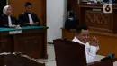 Terdakwa kasus dugaan pembunuhan berencana Nofriansyah Yosua Hutabarat atau Brigadir J, Kuat Ma'ruf tersenyum saat bersiap mengikuti sidang lanjutan di PN Jakarta Selatan, Jakarta, Selasa (31/1/2023). Sidang tersebut beragenda pembacaan duplik oleh penasihat hukum. (Liputan6.com/Herman Zakharia)