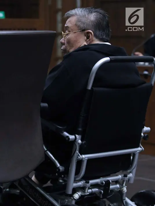 Direktur Utama PT Wijaya Kusuma Emindo (WKE), Budi Suharto saat sidang perdana di Pengadilan Tipikor, Jakarta, Rabu (20/1). Budi Suharto diduga terlibat perkara suap proyek pembangunan SPAM milik Kementerian PUPR. (Liputan6.com/Helmi Fithriansyah)