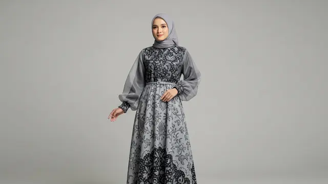 Gamis Batik Organza Warna Monokrom dengan Detail Ikat Pinggang