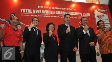 President BWF, Paul Erick Hoyer (ketiga kanan) berfoto bersama dengan Ketua Umum Komite Olimpiade Indonesia (KOI) Rita Subowo (kedua kiri) usai jumpa pers total BWF world championships 2015 di Jakarta, Selasa (28/7/2015). (Liputan6.com/Herman Zakharia)