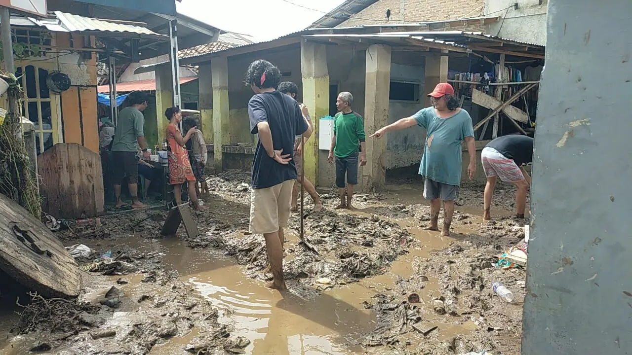 Warga di Kelurahan Pesawahan, Kecamatan Teluk Betung Selatan,  Bandar Lampung membersihkan sisa lumpur pascabencana banjir melanda. Foto : (Liputan6.com/Ardi).