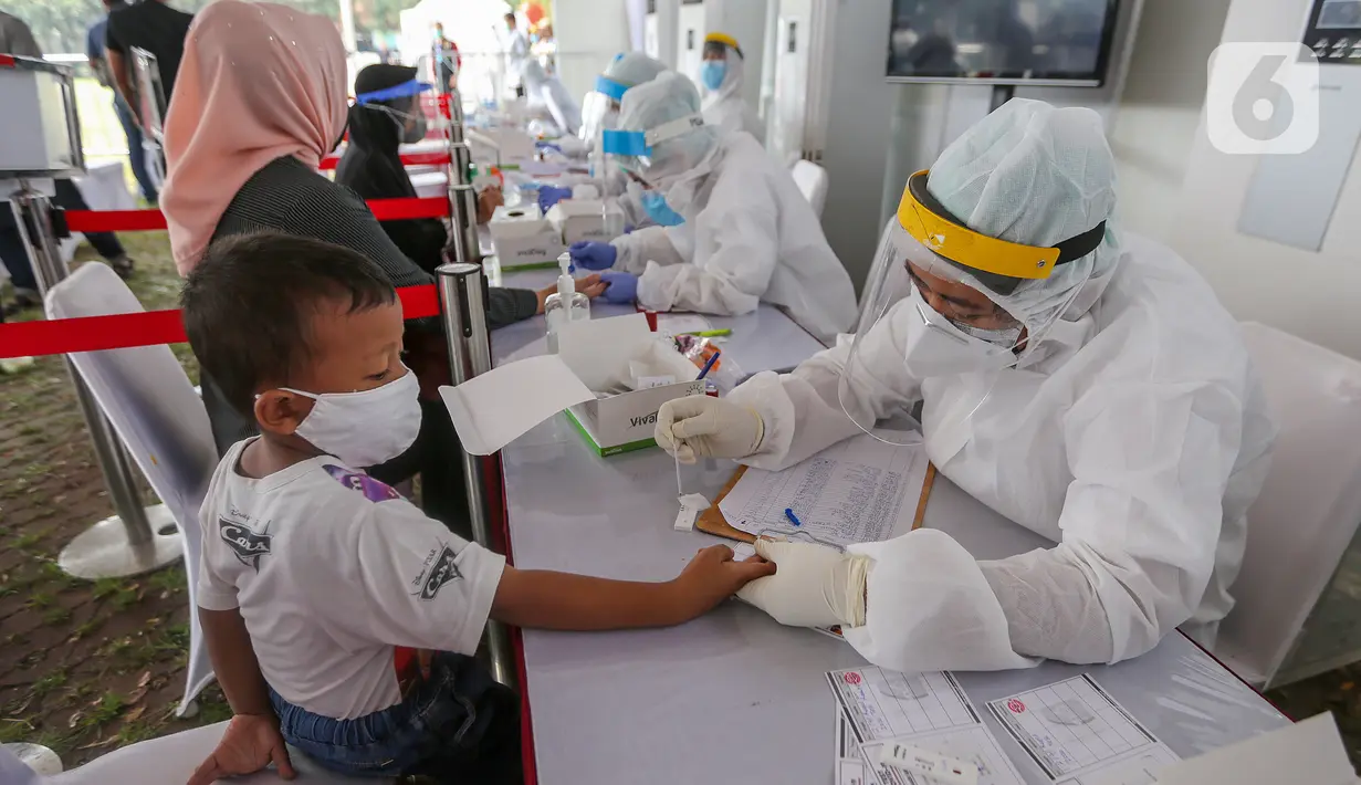 Seorang anak sedang rapid test yang digelar Badan Intelijen Negara (BIN) di lapangan Kecamatan Pamulang, Tangsel, Kamis (2/7/2020). Tiga wilayah kelurahan dengan angka kasus positif Covid-19 tertinggi yakni di Pamulang Timur, Jurangmangu Barat, dan Pondok Betung. (Liputan6.com/Fery Pradolo)