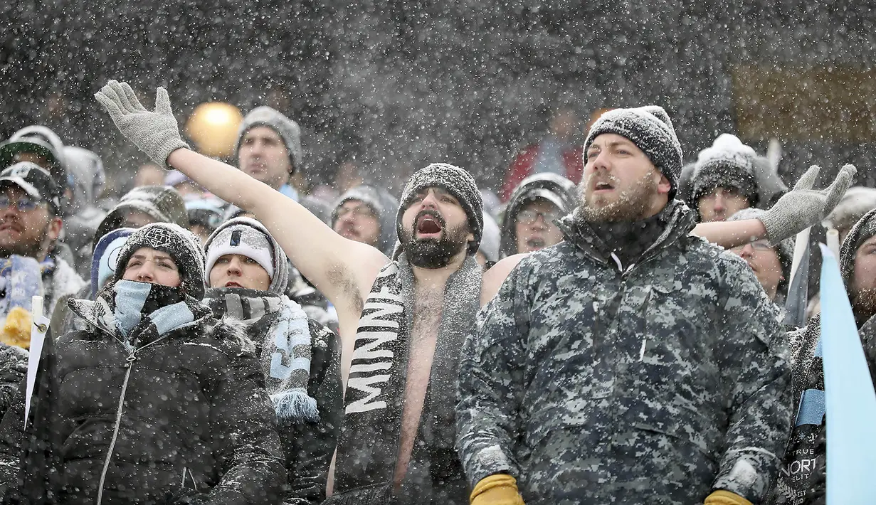 Para supporter Minnesota United memberi dukungan kepada tim kesayangannya. Meski udara sangat dingin, namun tiket laga melawan Atalanta United tersebut berhasil terjual sebanyak 35.000 lembar. (AP/Elizabeth Flores)