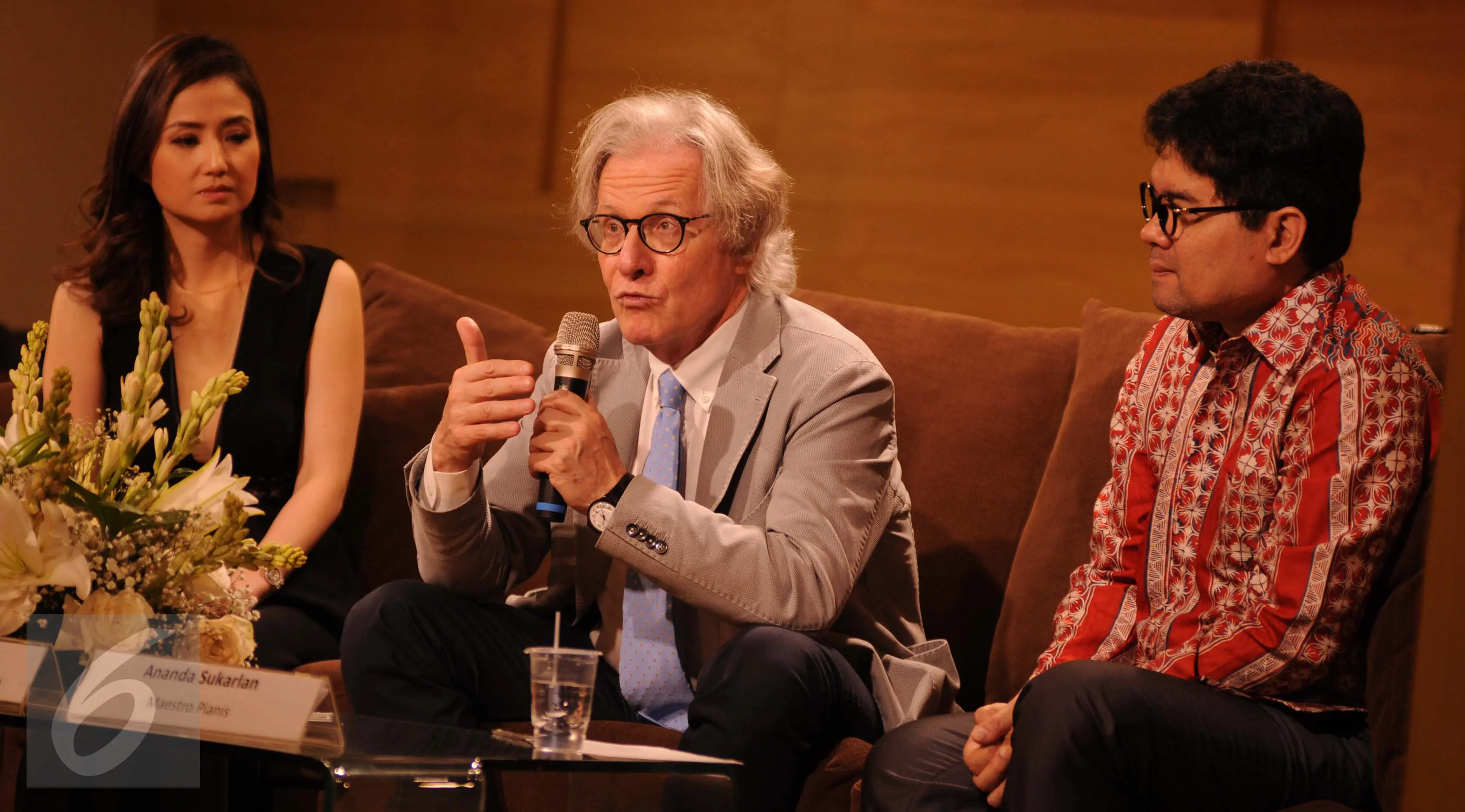 Paolo Fazioli menjelaskan piano ciptaannya (Gempur M Surya/Liputan6.com)