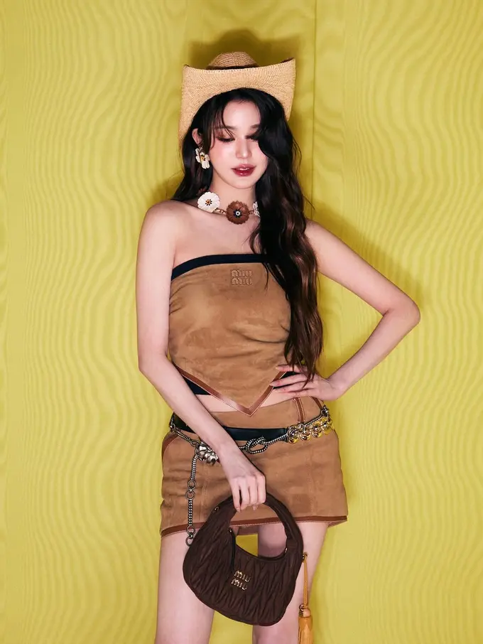 Jang Wonyoung Tampil Stunning dengan Gaya Cowgirl di Paris Fashion Week