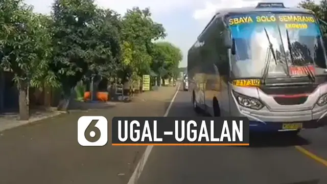 Sebuah bus yang mengambil jalurnya dan membuatnya harus menepi hingga berhenti.
