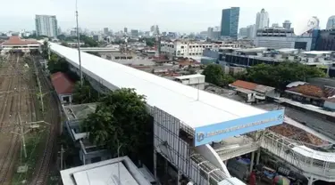 Pemprov DKI Jakarta menargetkan pembangunan jembatan Multiguna Skybridge akan selesai akhir November 2018. Jembatan ini menghubungkan Pasar Tanah Abang dan Stasiun Tanah Abang