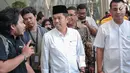 Ketua DPD Partai Golkar Jawa Barat Dedi Mulyadi menjawab pertanyaan awak media di lobi Bakrie Tower Kuningan, Jakarta, Jumat (29/9). Kedatangan Dedi untuk melakukan pertemuan dengan Ketua Dewan Pembina Golkar Aburizal Bakrie. (Liputan6.com/Faizal Fanani)