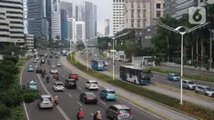 Kendaraan melintasi Jalan Jenderal Sudirman, Jakarta, Senin (23/11/2020). Aturan sistem ganjil genap belum diberlakukan di tengah perpanjangan penerapan pembatasan sosial berskala besar (PSBB) transisi hingga dua minggu ke depan di Ibu Kota. (Liputan6.com/Immanuel Antonius)