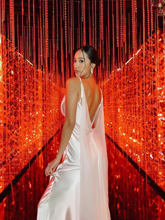 <p>Pilihan lainnya, kamu dapat gunakan backless dress. Seperti Anya yang menggunakan backless satin dress warna putih yang berhasil mencuri perhatian. [Instagram/anyageraldine] Penulis: Mufiidaanaiilaa Alifah S.</p>